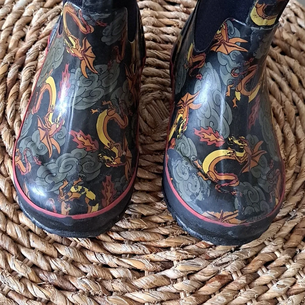BOGS Youth Unisex Pull-On Waterproof/Insulated Winter/Rain Boots Dragon Print 11